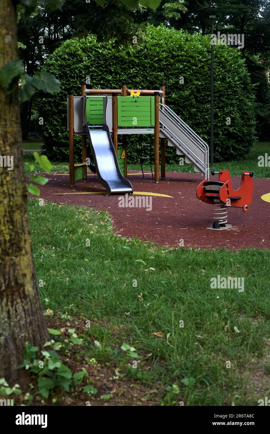 Leerer Spielplatz in einem Park einer italienischen Stadt bei Sonnenuntergang Stockfoto