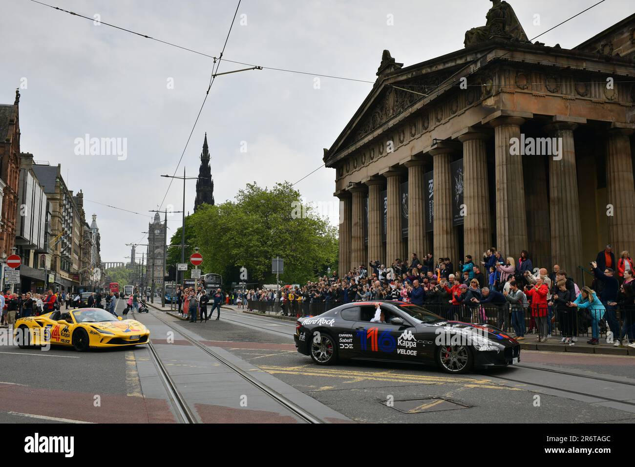 Edinburgh Scotland, Vereinigtes Königreich, 11. Juni 2023. Hochleistungsautos fahren zu Beginn der Gumball 3000 European Tour durch die Stadt. Live-Nachrichten von sst/alamy Stockfoto