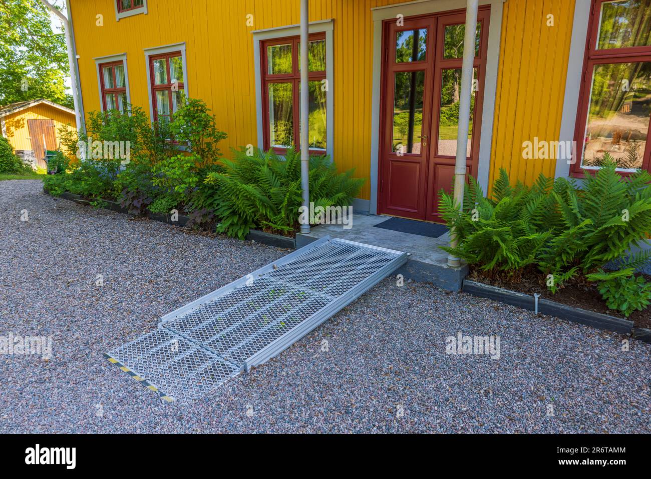 Blick auf die erweiterte Metall-Rollstuhlrampe vor dem Privathaus. Schweden. Stockfoto