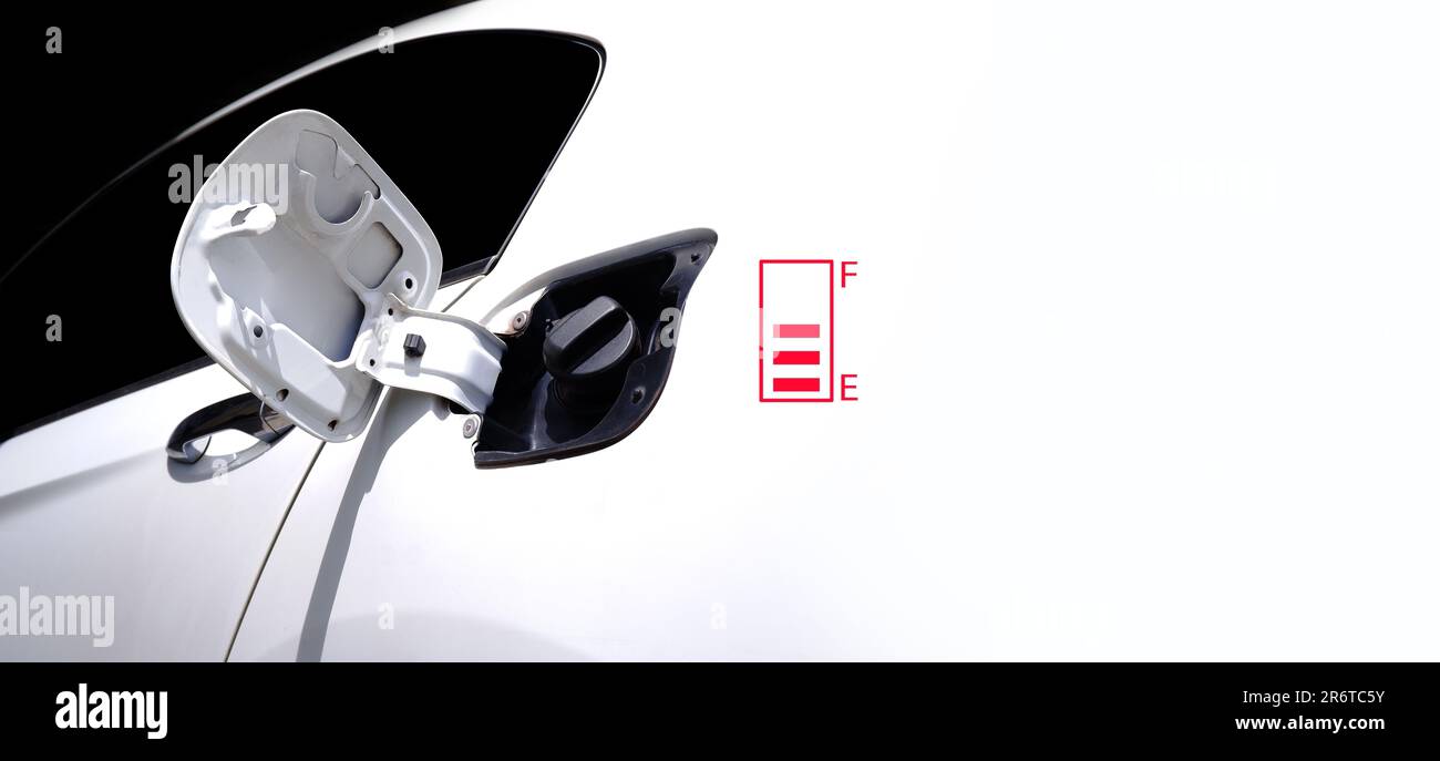 Der Tankdeckel des Fahrzeugs ist offen und zeigt ein Symbol für niedrigen Kraftstoffstand an. Kopieren Sie Platz auf weißem Hintergrund für Ihren individuellen Text. Stockfoto