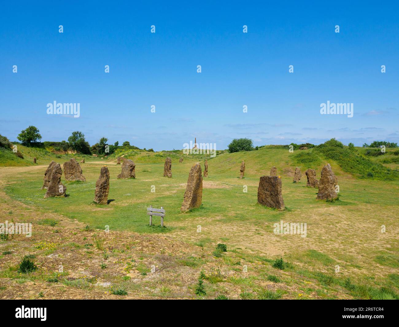 Steinkreis auf dem Schinkenhügel, erbaut vom Millenium Project, um an die Jahrhunderte des Steinbruchs auf dem Ham Hill und die Steinmetze zu erinnern, die hier gearbeitet haben Stockfoto