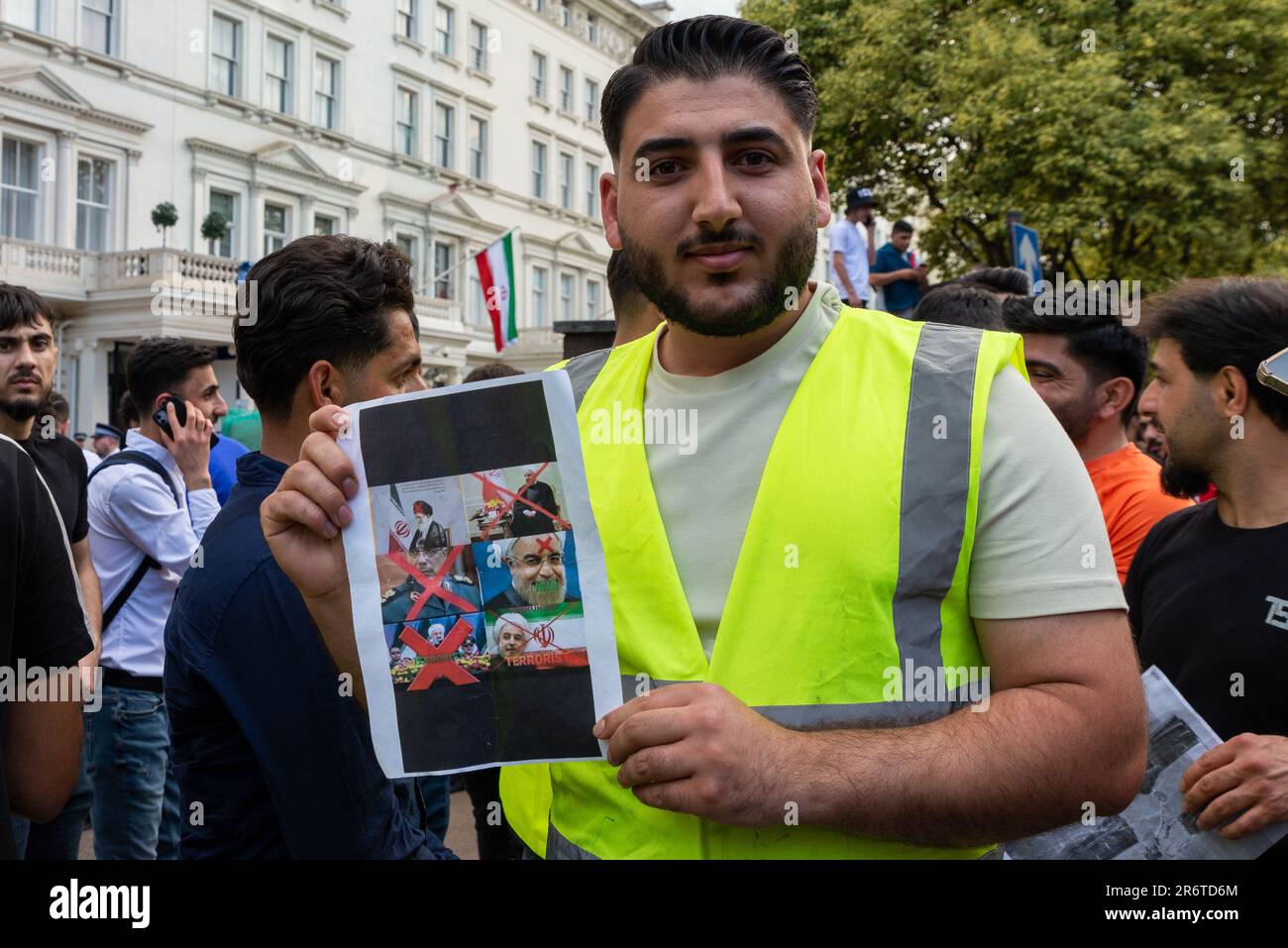 Knightsbridge, London, Großbritannien. 11. Juni 2023. Demonstranten versammelten sich vor der Botschaft der Islamischen Republik Iran in London und protestierten zugunsten des kurdischen Volkes, was eine umfassende Reaktion der Polizei veranlasste. Stockfoto