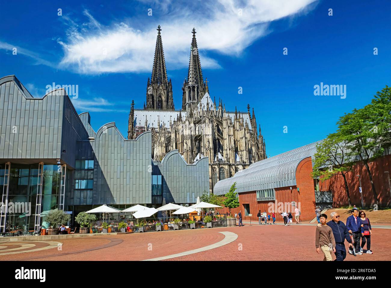 Köln (Köln, Heinrich-Böll-Platz), Deutschland - Juni 6. 2023: Schöner roter Platz, modernes Ludwig-Museum, Kölner Dom, blauer Sommerhimmel Stockfoto