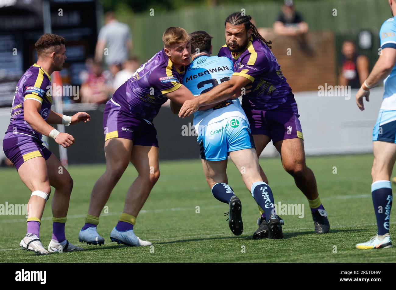 Newcastle, Großbritannien. 11. Juni 2023. Aidan McGowan von Batley Bulldogs wird am Sonntag, den 11. Juni 2023, im Kingston Park in Newcastle, Newcastle, beim BETFRED Championship Match zwischen Newcastle Thunder und Batley Bulldogs angegriffen. (Foto: Chris Lishman | MI News) Kredit: MI News & Sport /Alamy Live News Stockfoto