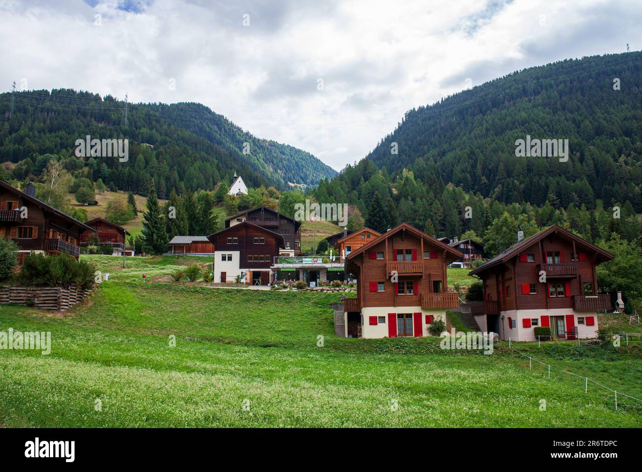 Bezaubernde Häuser in den Schweizer Alpen in der Schweiz, die die idyllische Schönheit dieser alpinen Region mit ihren atemberaubenden Landschaften und malerischen Landschaften zeigen Stockfoto