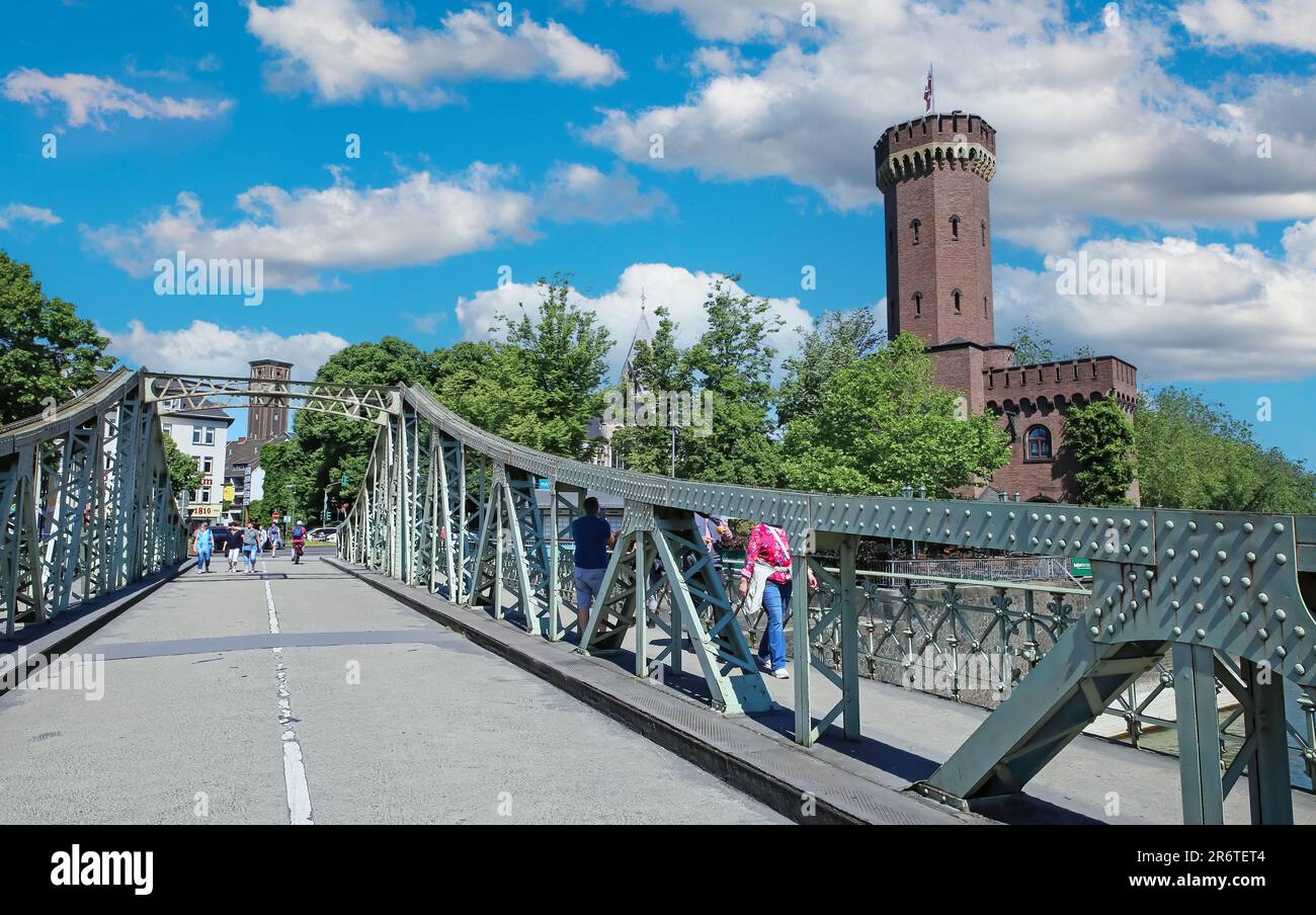 Köln (Köln, Rheinauhafen), Deutschland - Juni 6. 2023 Uhr: Wunderschöne alte Drehbrücke aus Stahl, mittelalterlicher Ziegelturm Stockfoto