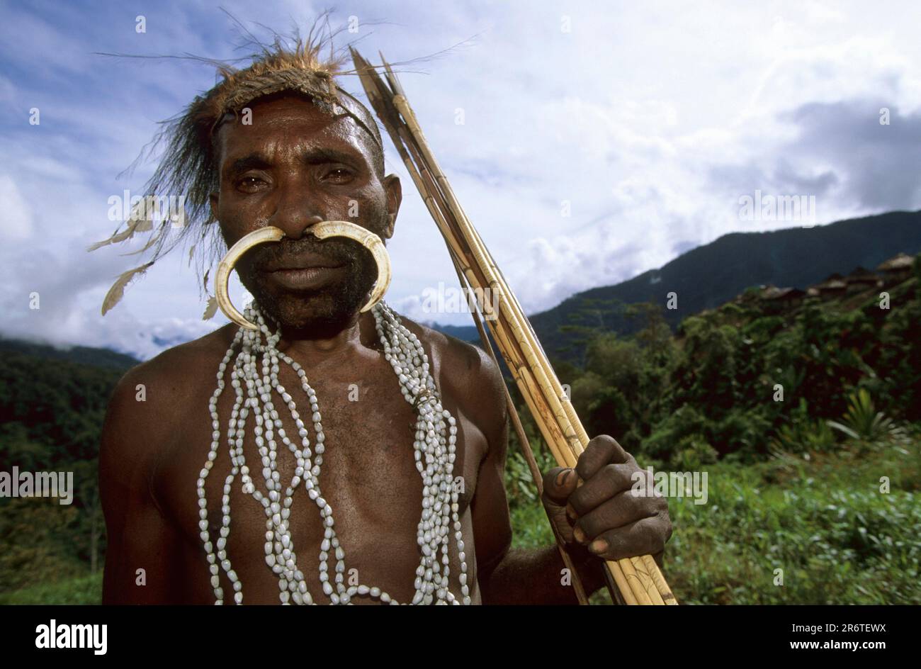 Yali-Jäger mit Nasenschmuck aus Wildschweinknochen, Kopfschmuck und Bogen und Pfeil, West-Papua, West-Neuguinea, Irian-Jaya, Indonesien Stockfoto