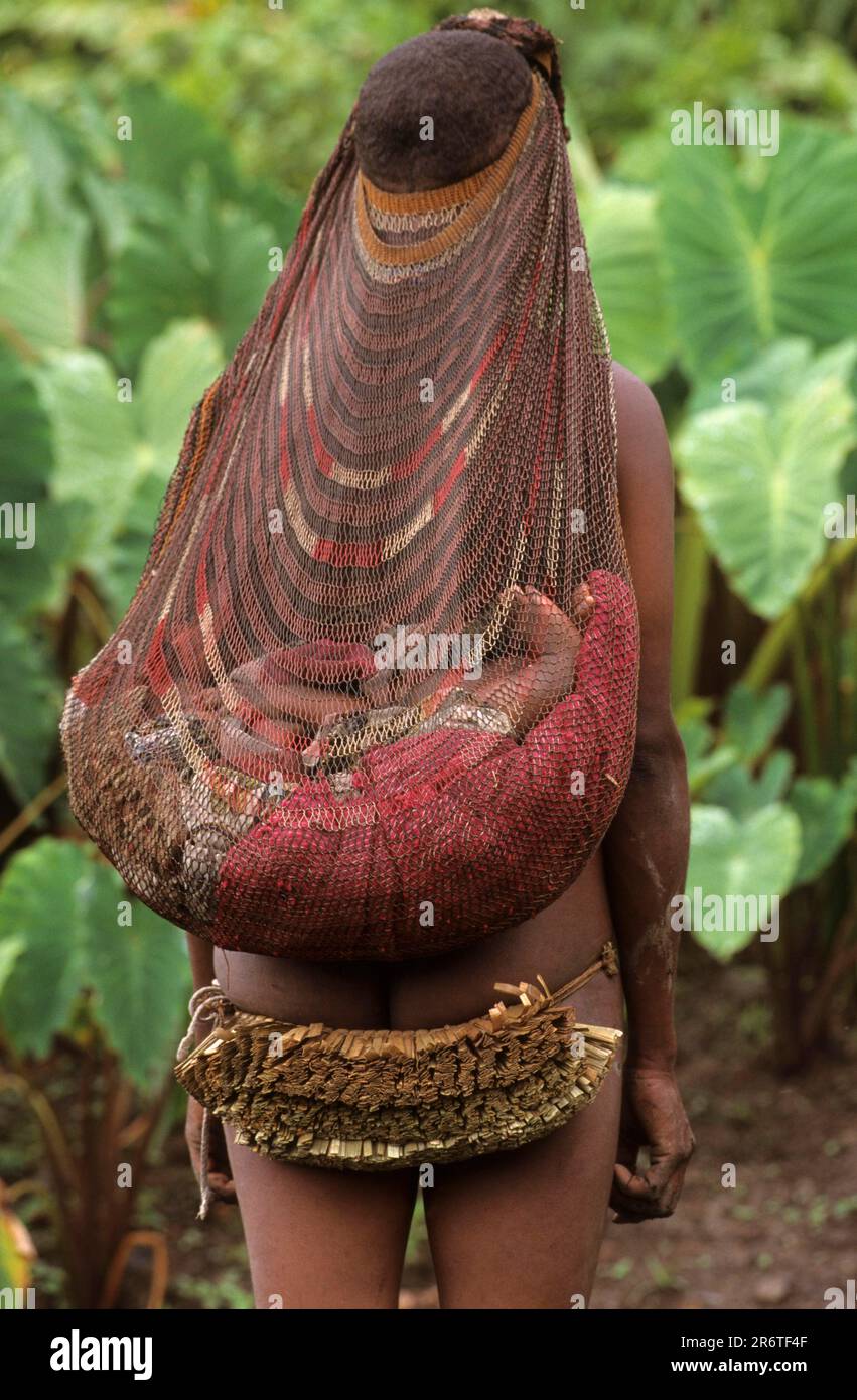 Yali-Frau trägt Baby im Netz, West-Papua, West-Neuguinea, Irian-Jaya, Indonesien Stockfoto