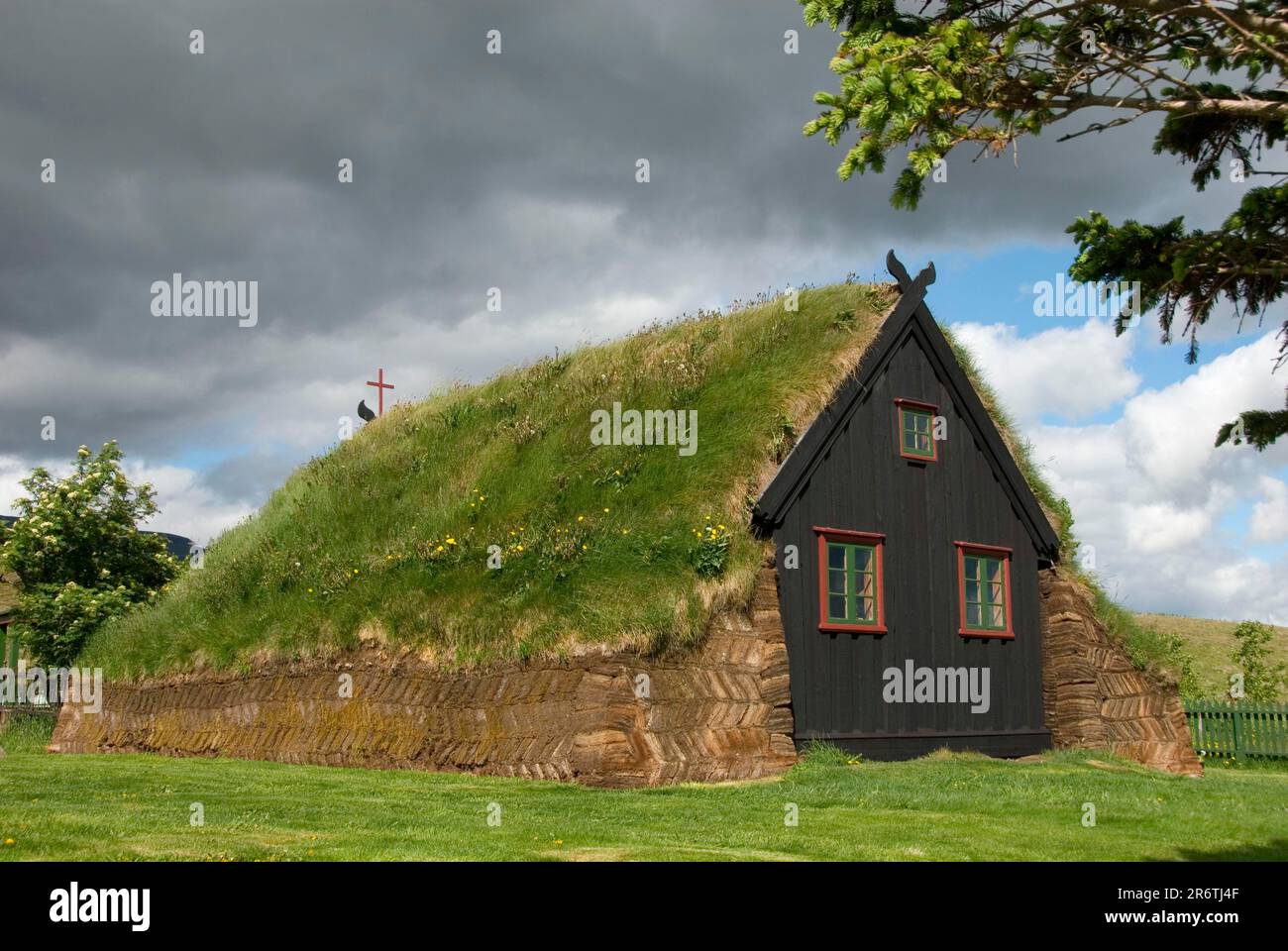 Vidimyrarkirkja, Vidimyri, bei Varmahlid. Island, Scheißhaus, grünes Dach, Torfkirche Stockfoto