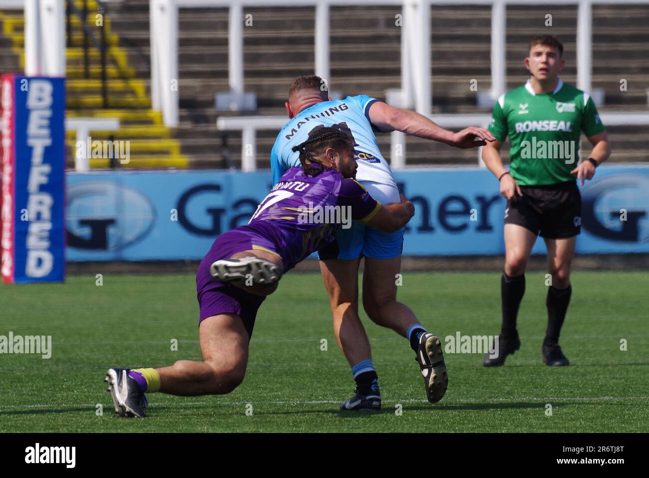 Kingston Park, Newcastle upon Tyne, 11. Juni 2023. Robert Tuliatu spielt für Newcastle Thunder und spielt Dane Manning von Batley Bulldogs in einem Betfred Championship-Spiel im Kingston Park. Kredit: Colin Edwards/Alamy Live News Stockfoto