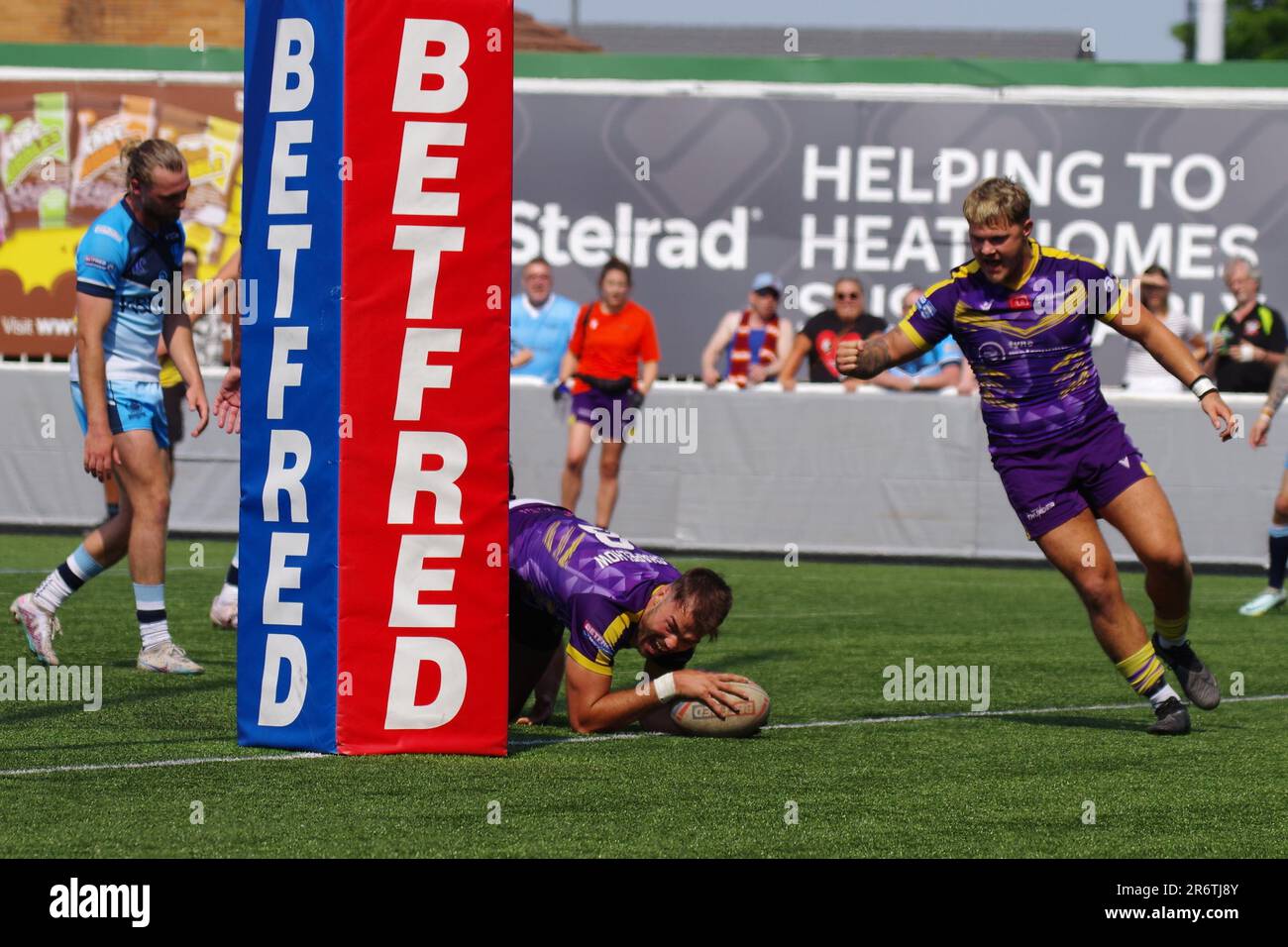 Kingston Park, Newcastle upon Tyne, 11. Juni 2023. Ted Chapelhow erzielt einen Versuch für Newcastle Thunder gegen Batley Bulldogs in einem Betfred Championship-Spiel im Kingston Park. Kredit: Colin Edwards/Alamy Live News Stockfoto