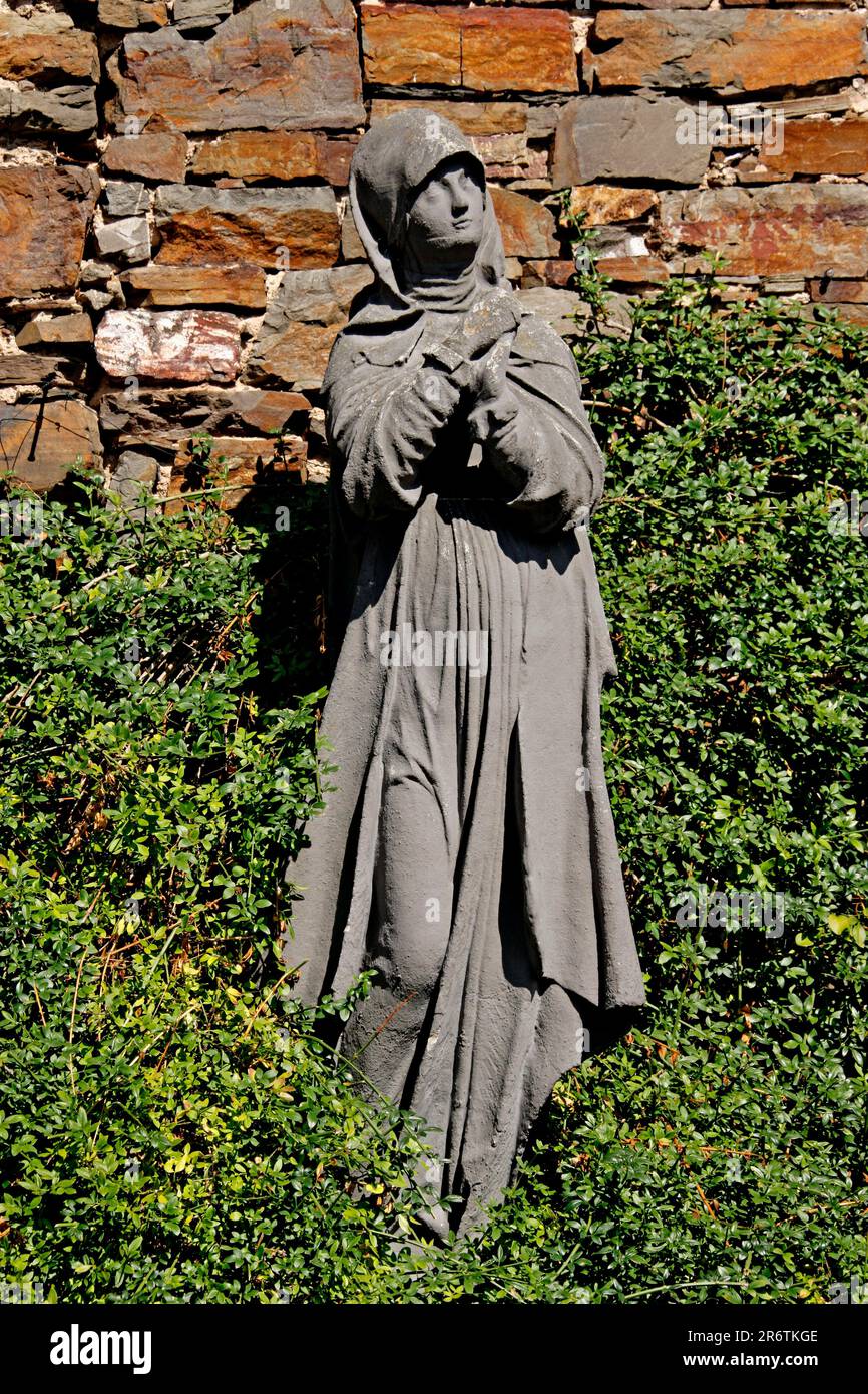 Statue, Nürnberg Madonna, Ehrenhof, vor der Burgkapelle, Schloss Thurant, Alken, Rheinland-Pfalz, Deutschland Stockfoto