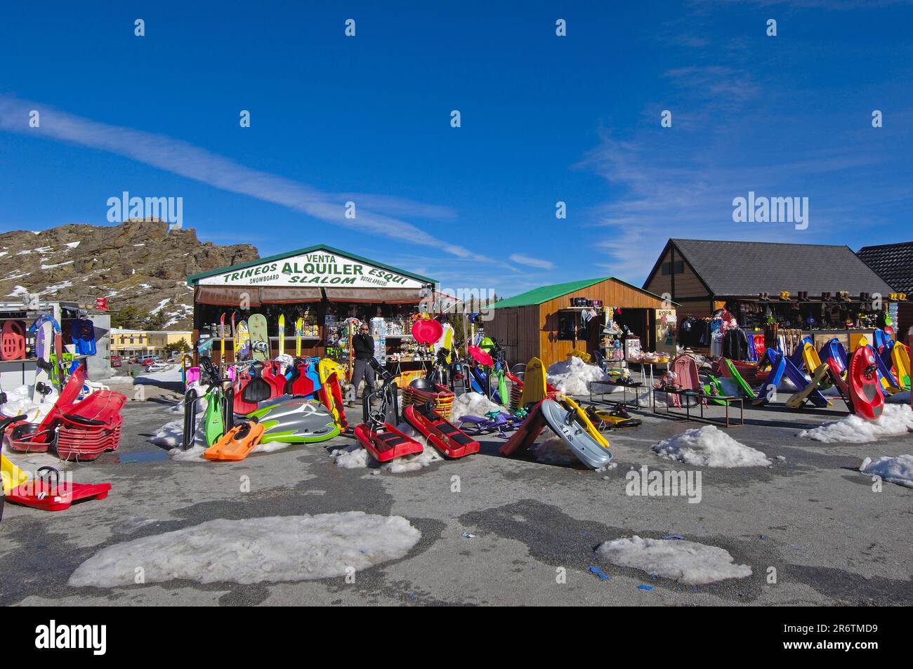 Verkaufsstände für Wintersportausrüstung, Skigebiet, Sierra Nevada, Granada, Andalusien, Spanien Stockfoto