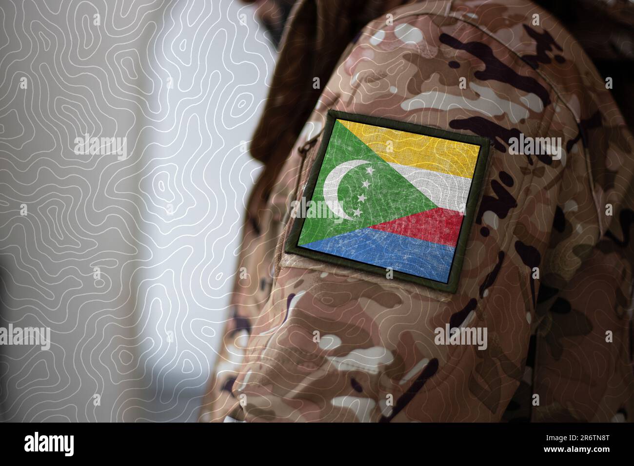 Komoren-Soldat, Soldat mit Flagge Komoren, Komoren-Flagge auf Militäruniform, Komoren-Armee, Tarnkleidung Stockfoto