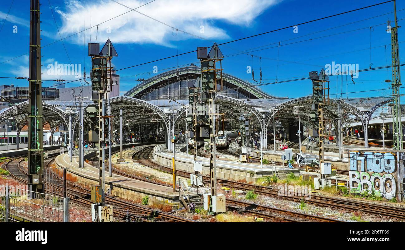 Köln (Köln), Deutschland - Juni 6. 2023: Rückansicht des Hauptbahnhofs mit alter Stahlkonstruktion, Eisenbahnschienen Stockfoto