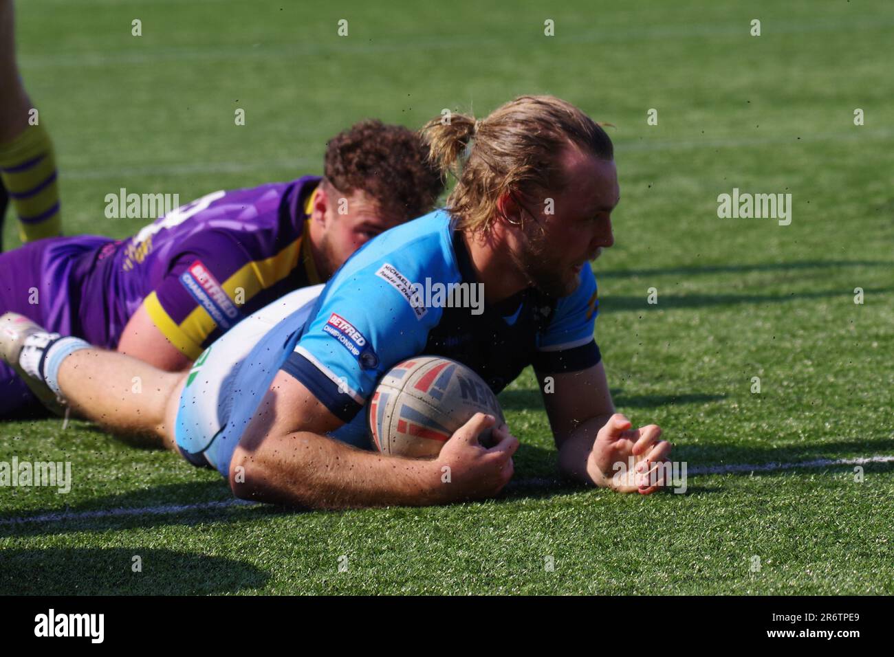 Kingston Park, Newcastle upon Tyne, 11. Juni 2023. James Meadows versucht, Batley Bulldogs gegen Newcastle Thunder in einem Betfred Championship-Spiel im Kingston Park zu gewinnen. Kredit: Colin Edwards/Alamy Live News Stockfoto