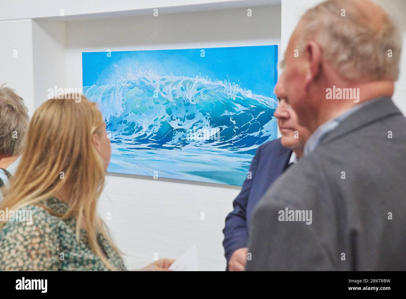 Skagen, Dänemark, Mai 2023: Besucher schauen sich die Gemälde in der Galerie an Stockfoto