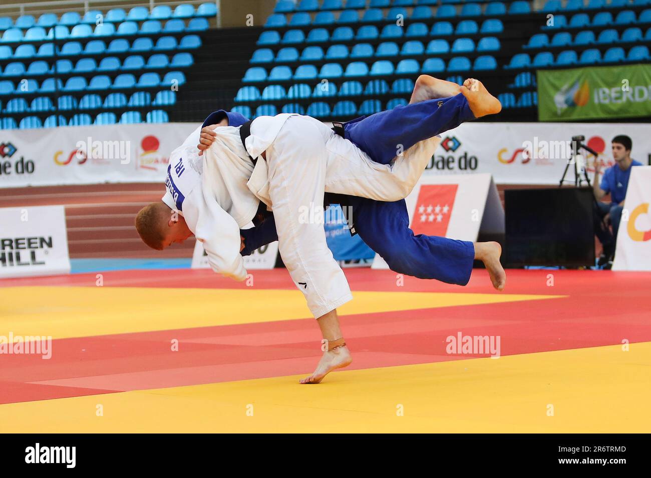 Madrid, Spanien. 11. Juni 2023. Judokas in Aktion bei den European Judo Open 2023 in Madrid auf der Polideportivo Muncipal Gallur am 11. Juni 2023. Judokas, Madrid Judo, Judo Europe, Judo Fujimats, Judo Essimo, Adidas Judo, Seca Judo, Greenhill Judo, Zebra Judo, Madrid Judo Kredit: Edward F. Peters/Alamy Live News Stockfoto