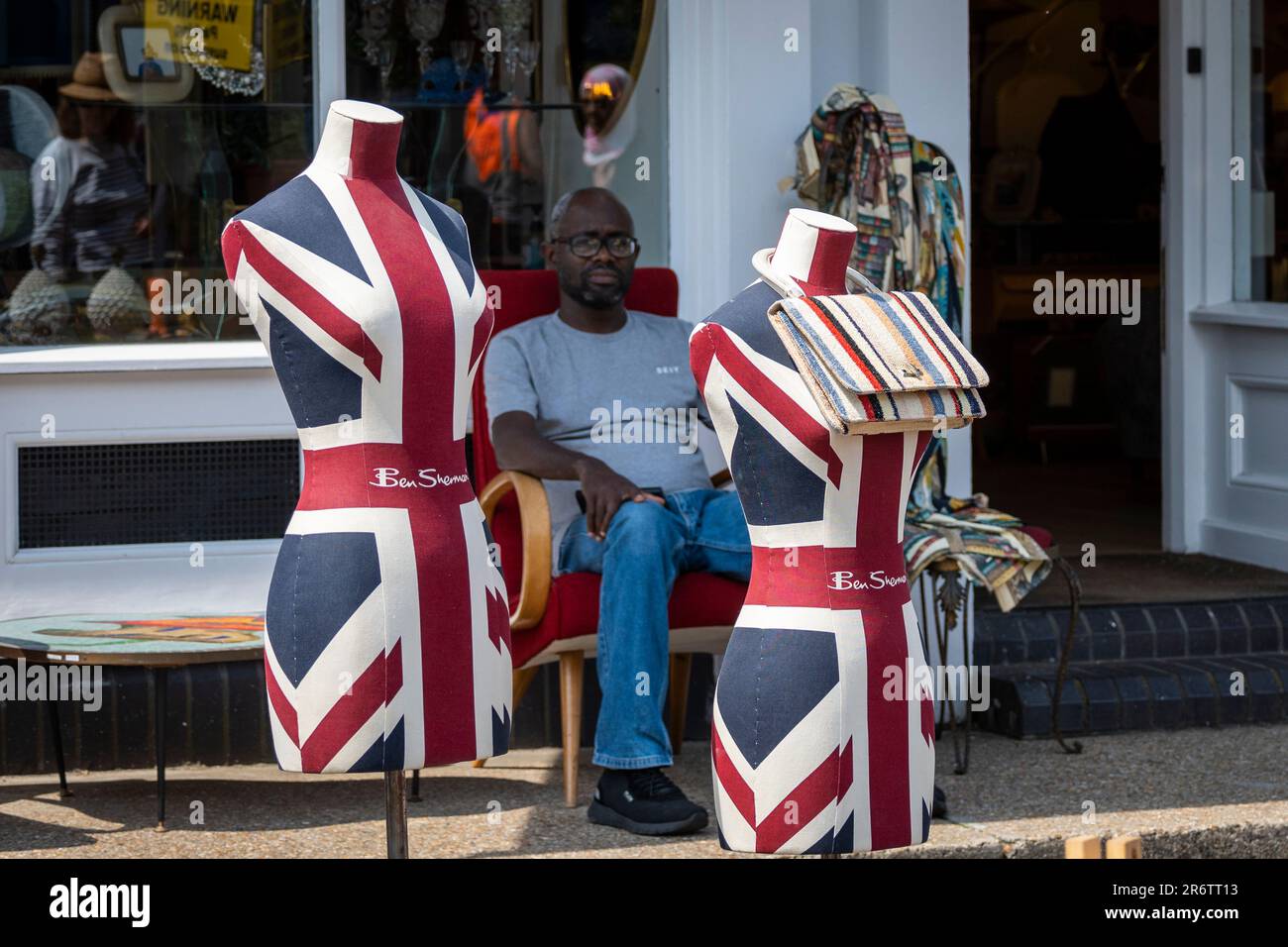 London, Großbritannien. 11. Juni 2023 Ein Paar Ben Sherman-Schaufensterpuppen mit der Unionsmarke auf der Church Street Antiques Fair in Marylebone, die nach vier Jahren zurückkehrt. Über 60 Antiquitäten-, Vintage- und Kunsthändler aus ganz London und Großbritannien sowie die 18 Antiquitätengeschäfte und Galerien in der Church Street und die 80 Händler im Alfies Antique Market nehmen an einer eintägigen Feier von Kunst, Antiquitäten, Vintage und Design Teil. Kredit: Stephen Chung / Alamy Live News Stockfoto