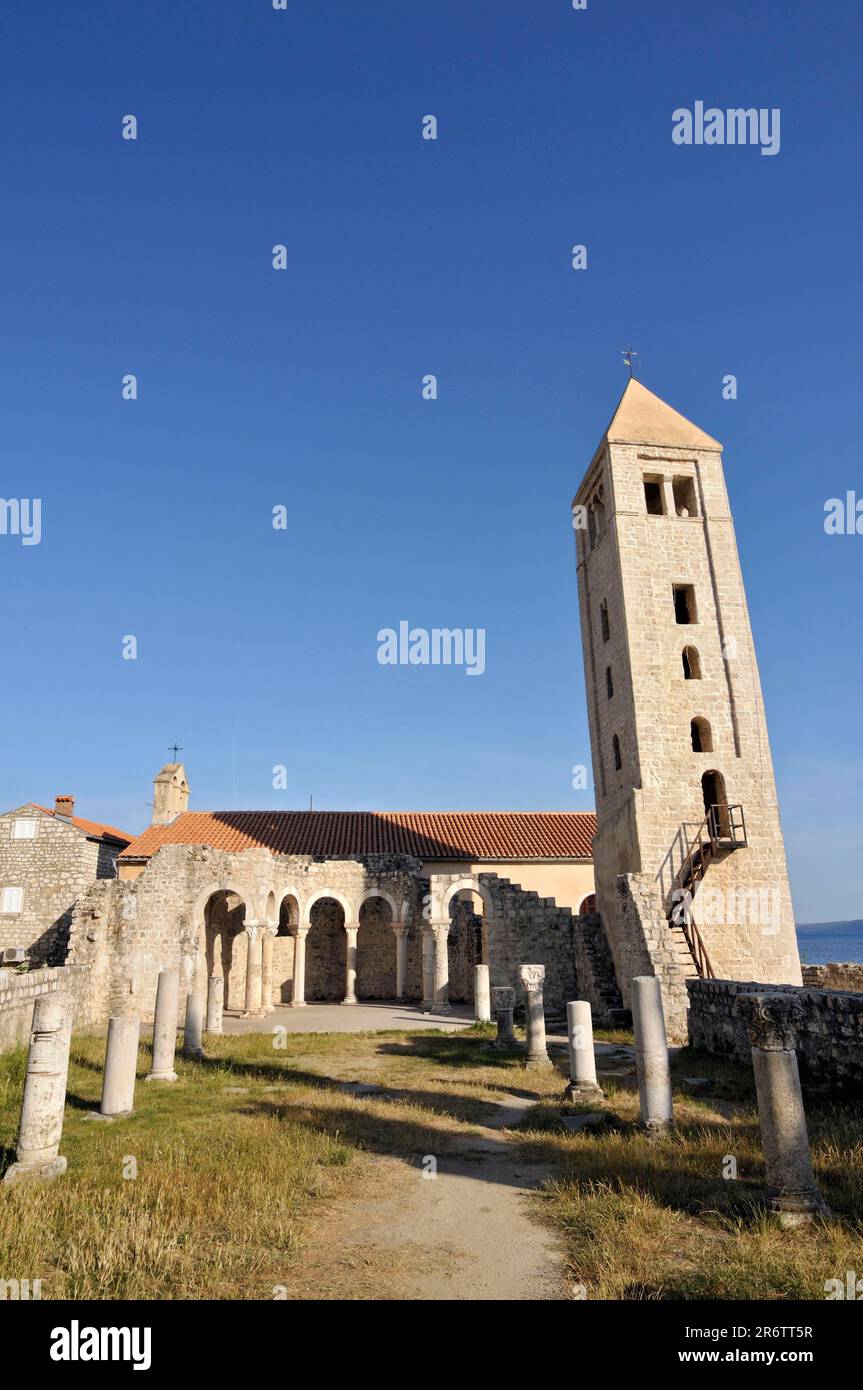 Ruinen und Glockenturm der Basilika St. John der Evangelist, Altstadt, Rab, Insel Rab, Kroatien Stockfoto