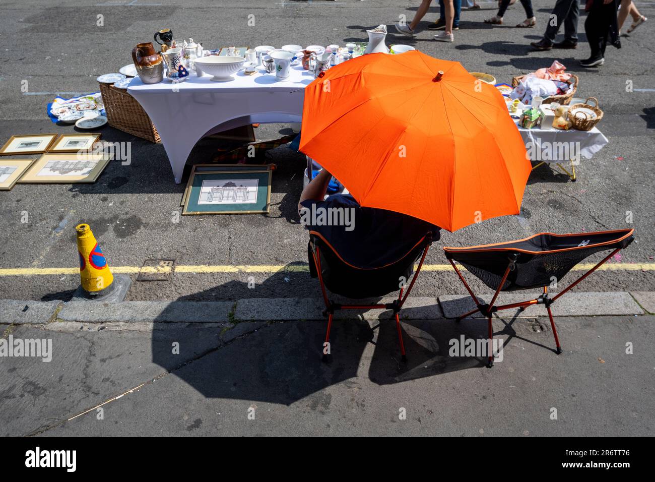 London, Großbritannien. 11. Juni 2023 Während der Hitze des Jahres 30C beherbergt ein Bauernhalter einen Regenschirm auf der Church Street Antiques Fair in Marylebone, die nach vier Jahren wieder auftaucht. Über 60 Antiquitäten-, Vintage- und Kunsthändler aus ganz London und Großbritannien sowie die 18 Antiquitätengeschäfte und Galerien in der Church Street und die 80 Händler im Alfies Antique Market nehmen an einer eintägigen Feier von Kunst, Antiquitäten, Vintage und Design Teil. Kredit: Stephen Chung / Alamy Live News Stockfoto