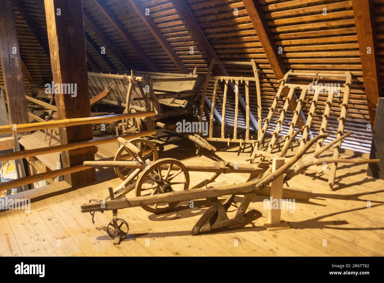 GUTACH, DEUTSCHLAND - 2. SEPTEMBER 2019: Alte landwirtschaftliche Werkzeuge im Schwarzwald-Freilichtmuseum im Dorf Gutach in Baden-Württemberg Stockfoto