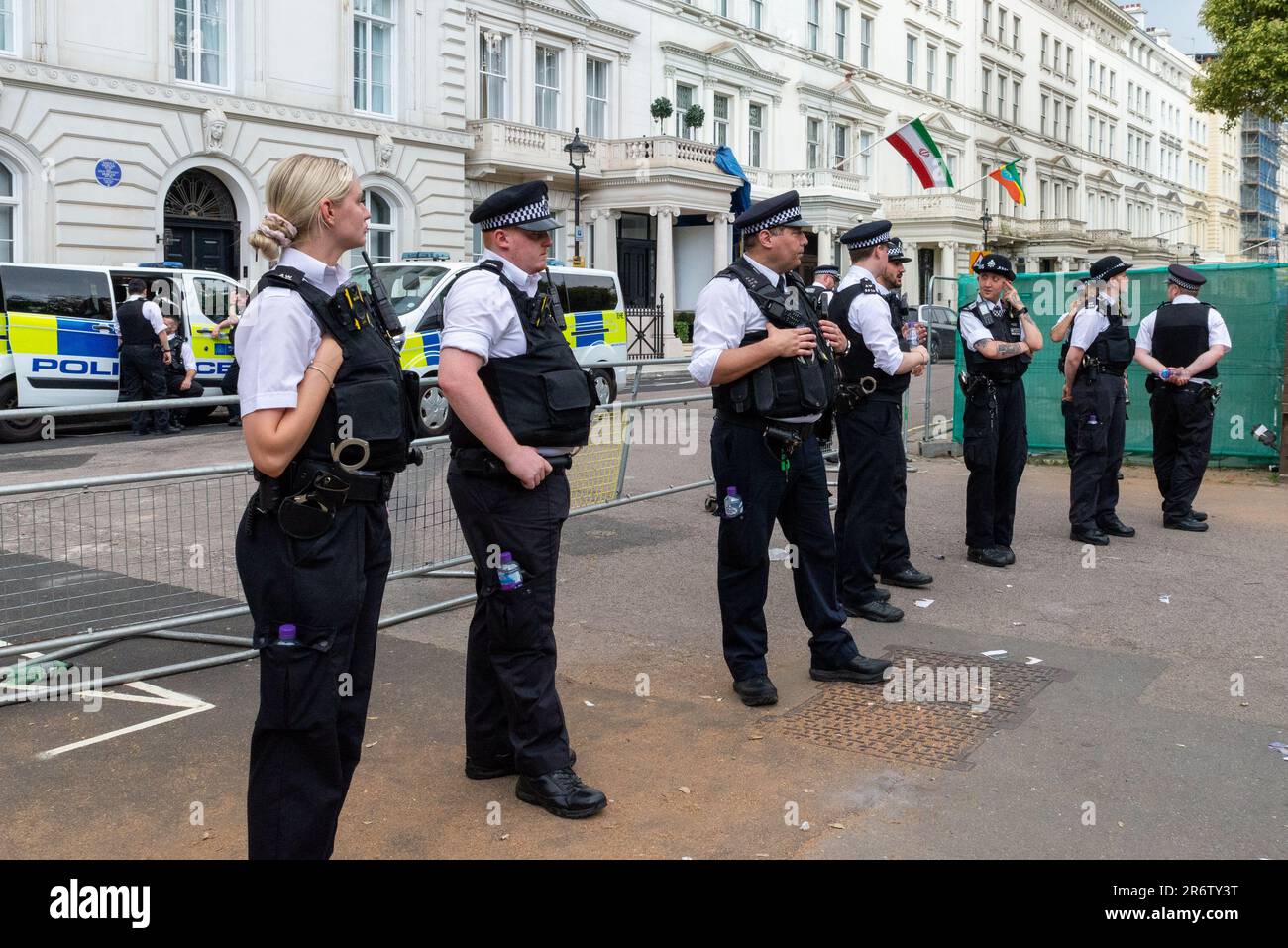 Knightsbridge, London, Großbritannien. 11. Juni 2023. Demonstranten versammelten sich vor der Botschaft der Islamischen Republik Iran in London und protestierten zugunsten des kurdischen Volkes, was eine umfassende Reaktion der Polizei veranlasste. Polizeibeamte schützen die Botschaft Stockfoto