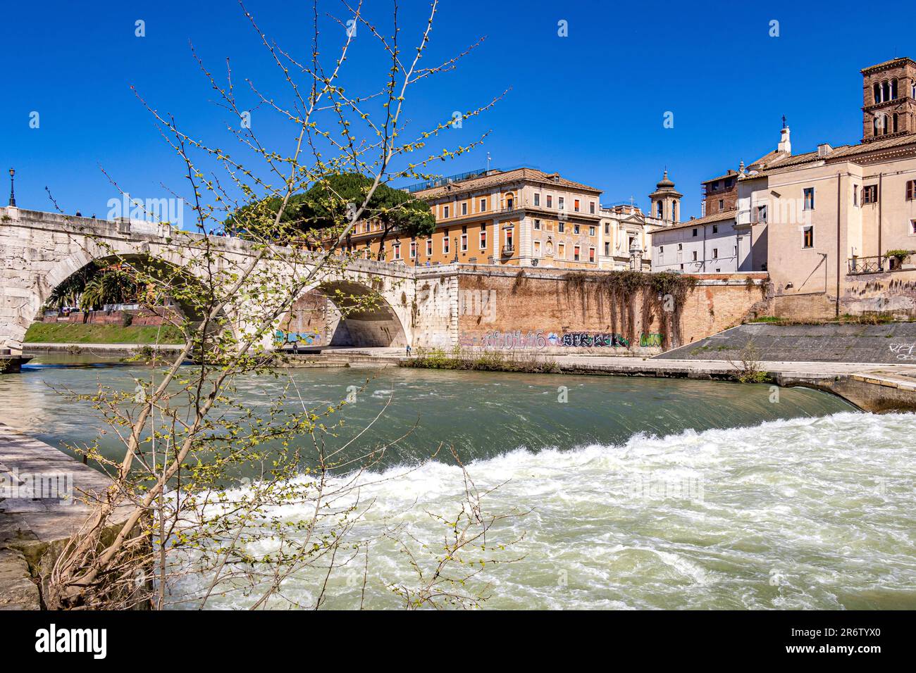 Brücke Ponte Cestio über den Tiber mit Tiberinsel im Hintergrund, Rom, Italien Stockfoto