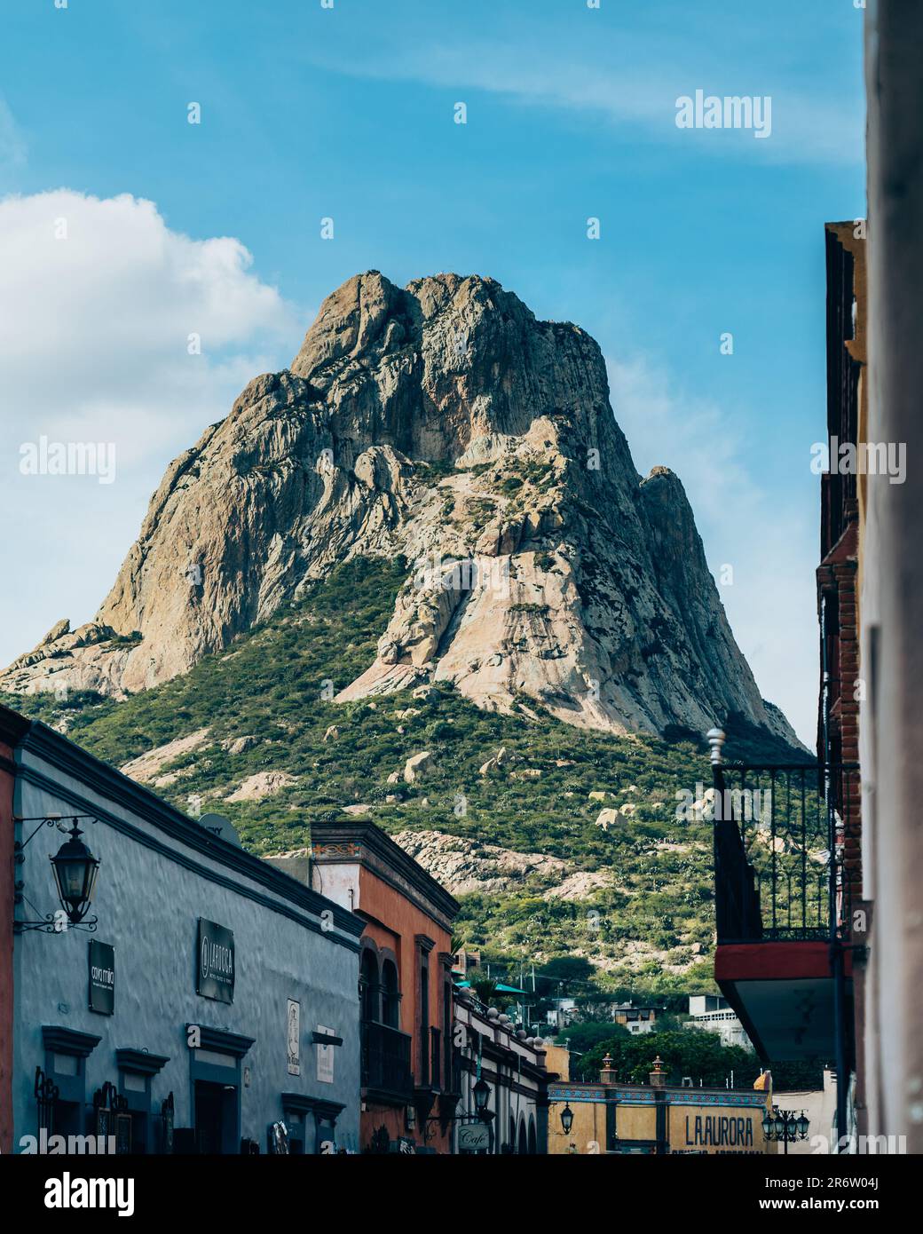 Peña de Bernal steht hoch, ein majestätischer Monolith in der Landschaft, seine Präsenz strahlt Macht aus und fesselt den Betrachter mit seinem beeindruckenden Pracht Stockfoto