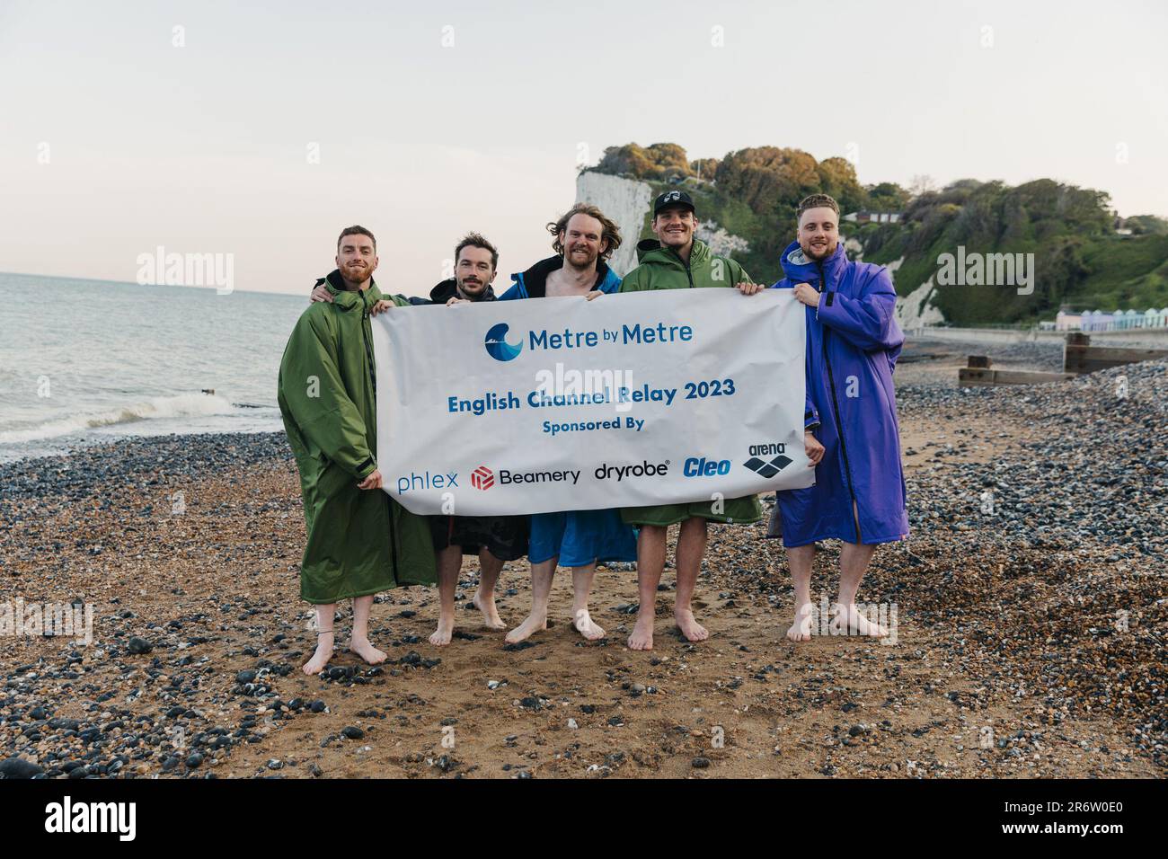 St. Margarets Bay. Dover, Großbritannien. 11. Juni 2023. Ein fünfköpfiges Team, darunter der olympische Silbermedaillengewinner Dan Wallace aus Edinburgh, ist bereit, den Ärmelkanal zu schwimmen, um den Weltrekord zu schlagen. Der Rekord steht bei 6 Stunden und 52 Minuten. Dan Wallace gewann bei den Olympischen Spielen 2016 in Rio de Janeiro in einem 4 x 200 Meter langen Staffelstab olympisches Silber. Sie schwimmen am Montag, den 12. Juni, um 17,00 Uhr. (Kredit. Kredit: David Mollison/Alamy Live News Stockfoto