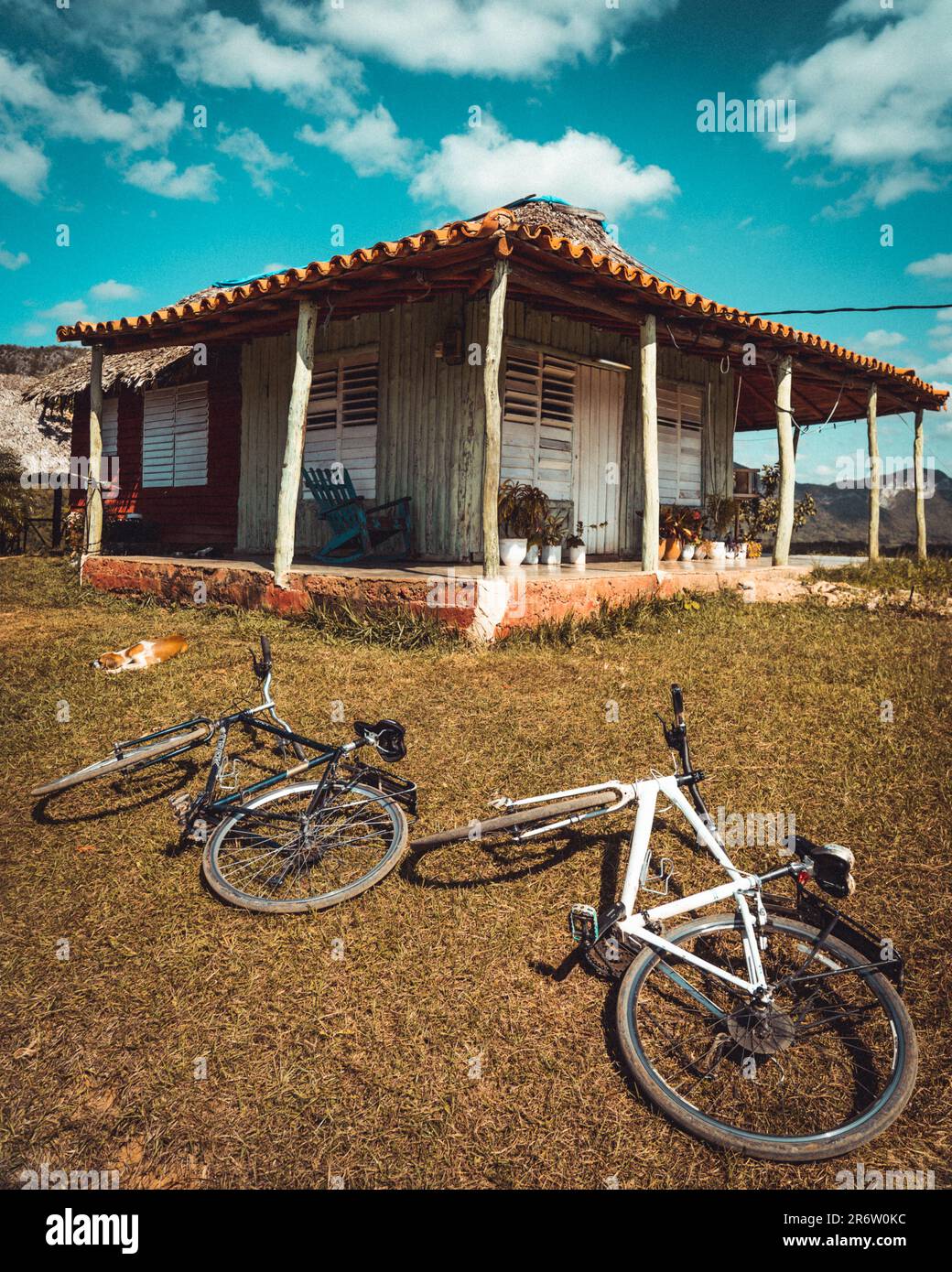 Fahrräder lehnen sich an ein typisch kubanisches Bauernhaus, das die Einfachheit und den Charme des ländlichen Lebens verkörpert. Ein Einblick in die entspannten Rhythmen und Stockfoto