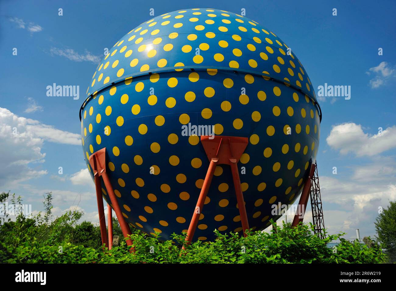 The Ball, sphärischer Gasbehälter, vom Künstler Rolf Glasmeier, Gelsenkirchen, Ruhrgebiet, Nordrhein-Westfalen, Deutschland Stockfoto