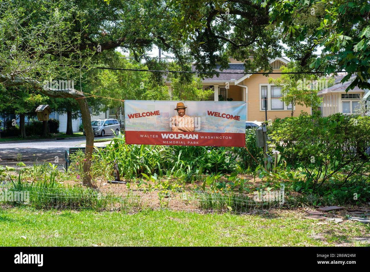 NEW ORLEANS, LA, USA - 10. JUNI 2023: Schild für den neuen Walter Wolfman Washington Memorial Park (ehemals Fortier Park) auf der Esplanade Avenue in Mid City Stockfoto