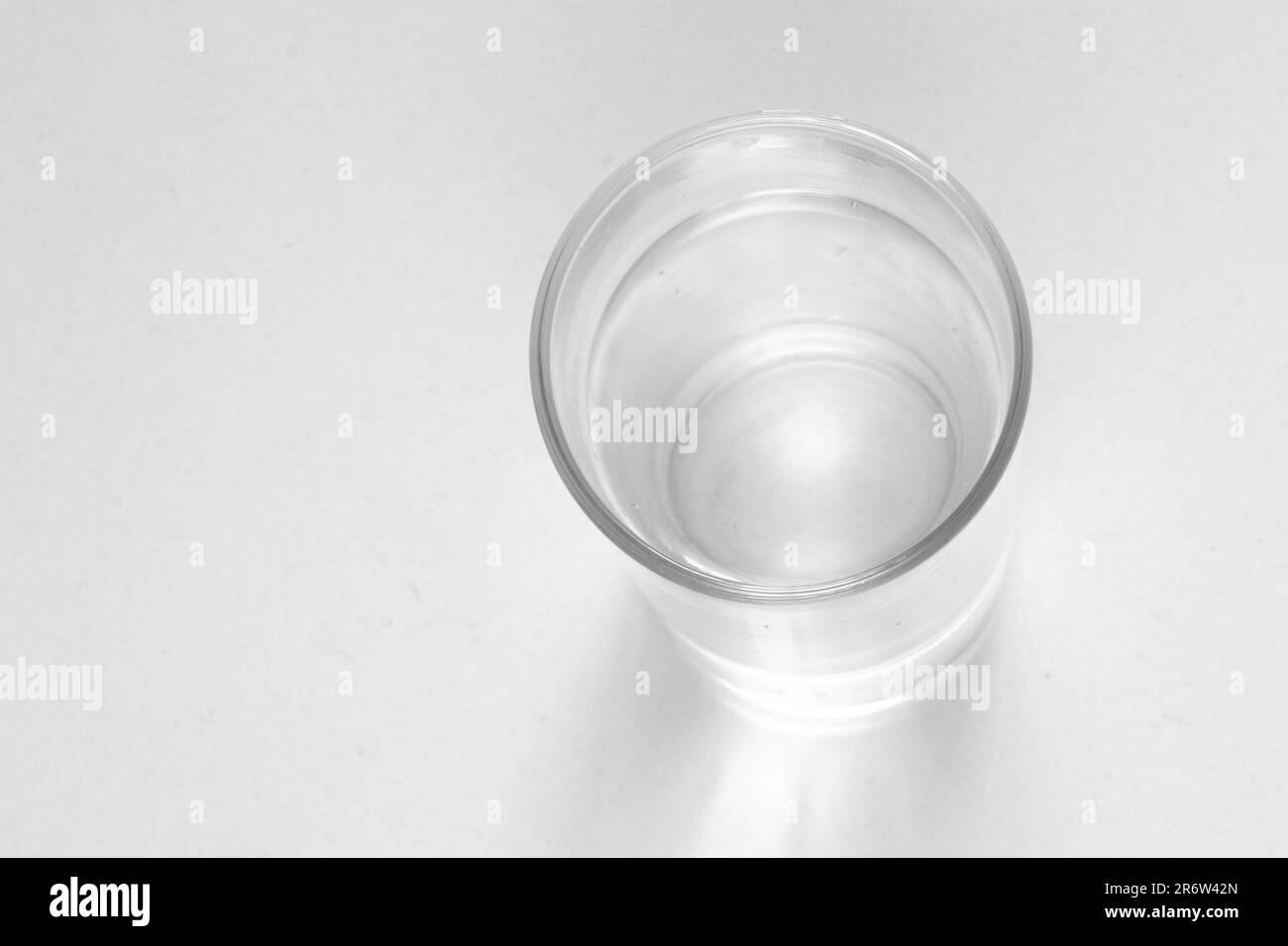Leeres transparentes Glas auf isoliertem Hintergrund Stockfoto