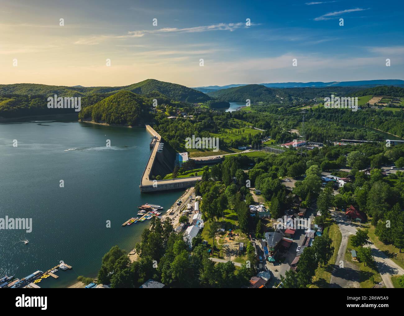 Panoramablick von der Drohne bei Sonnenuntergang, auf dem Lake Solina mit Blick auf den modernen Gondellift mit Aussichtsturm über dem Solina Wasserdamm, im Stockfoto