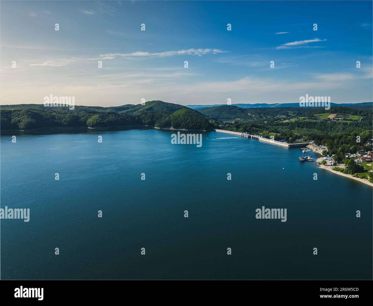 Panoramablick von der Drohne bei Sonnenuntergang, auf dem Lake Solina mit Blick auf den modernen Gondellift mit Aussichtsturm über dem Solina Wasserdamm, im Stockfoto