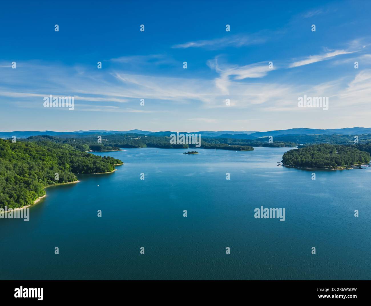 Panoramablick von der Drohne bei Sonnenuntergang auf den Solina See über den Solina Wasserdamm, in den polnischen Bieszczady Mountains, Polen Stockfoto