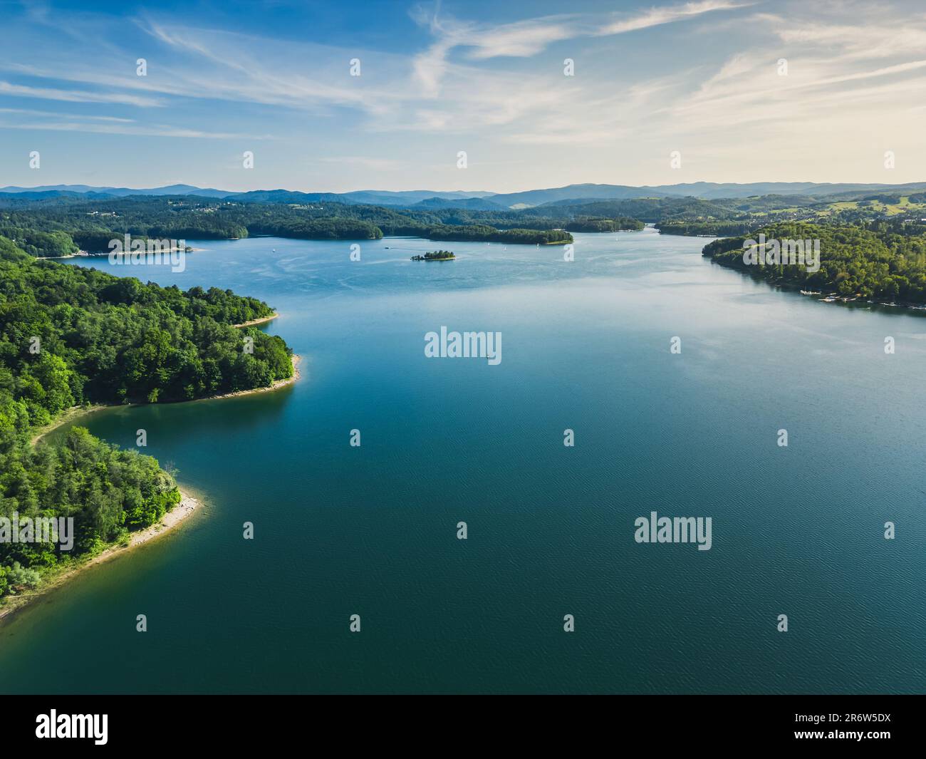 Panoramablick von der Drohne bei Sonnenuntergang auf den Solina See über den Solina Wasserdamm, in den polnischen Bieszczady Mountains, Polen Stockfoto