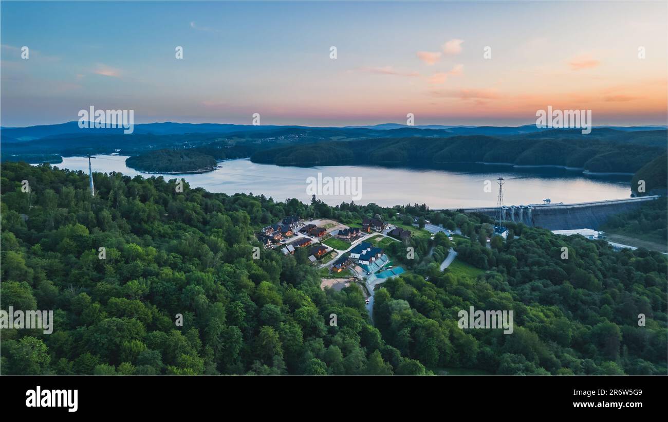 Panoramablick von der Drohne bei Sonnenuntergang auf den Solina See über den Solina Wasserdamm, in den polnischen Bieszczady Mountains, Polen Stockfoto