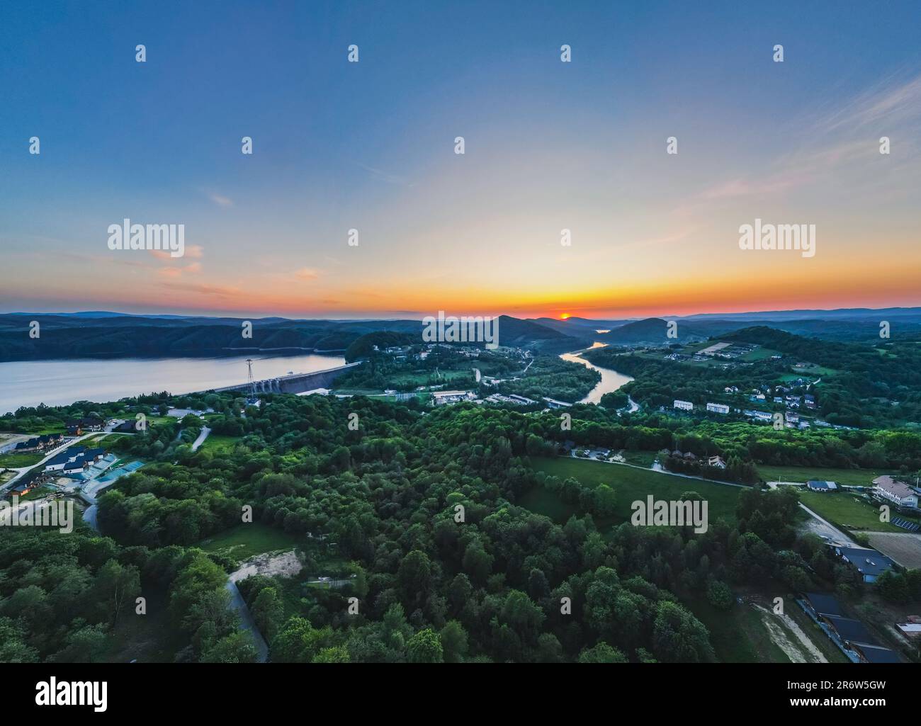 Panoramablick von der Drohne bei Sonnenuntergang auf den Solina See über den Solina Wasserdamm, in den polnischen Bieszczady Mountains, Polen Stockfoto