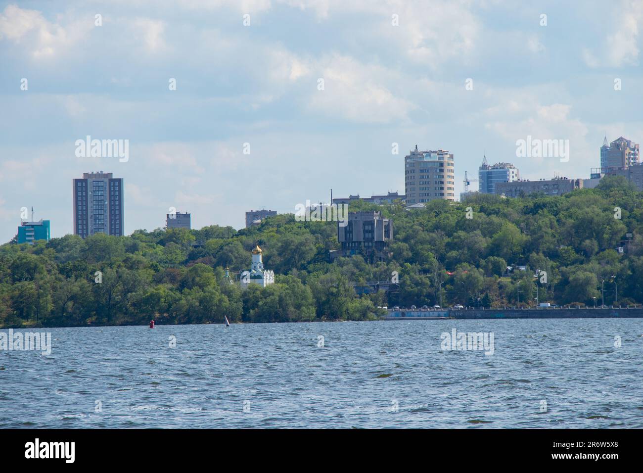 Ukraine, Dnipro - 18. Mai 2020.Dnieper Stadt in der Ukraine vor dem Hintergrund des Dnieper Flusses in den Tagen der Quarantäne Stockfoto