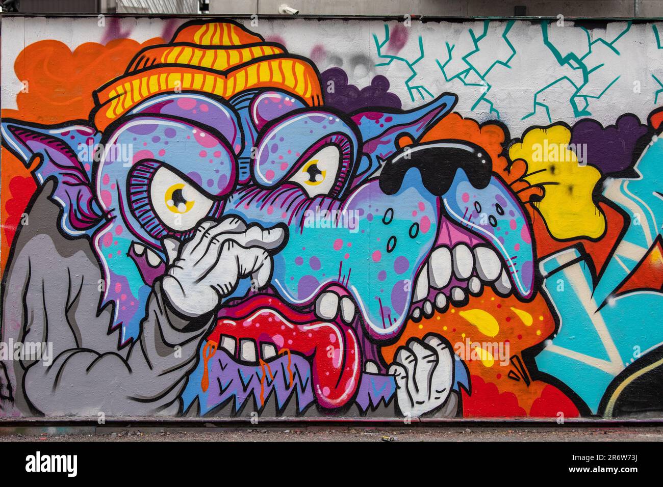 Straßenkunst. Wandgraffiti an der Suvilahti-Graffiti-Wand in Helsinki, Finnland. Stockfoto