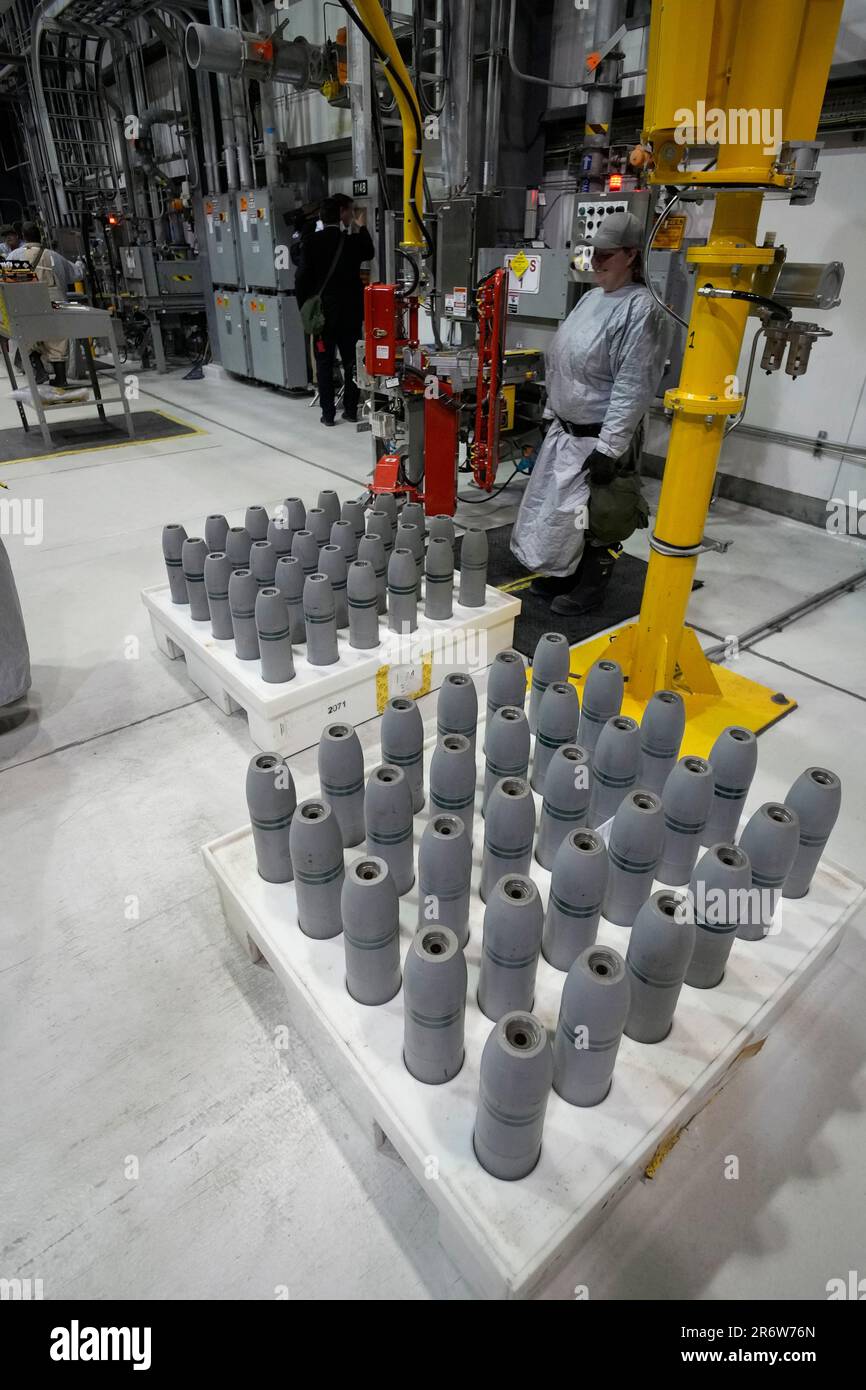 Workers toil to destroy the United States' chemical weapons stockpile at the U.S. Army Pueblo Chemical Depot Thursday, June 8, 2023, in Pueblo, Colo. The Department of Defense and its systems contractor, the Bechtel Pueblo Team, have more than 1,500 employees working on the project to disarm the more than 780,078 munitions containing mustard gas that have been on the site for more than eight decades.(AP Photo/David Zalubowski) Stockfoto