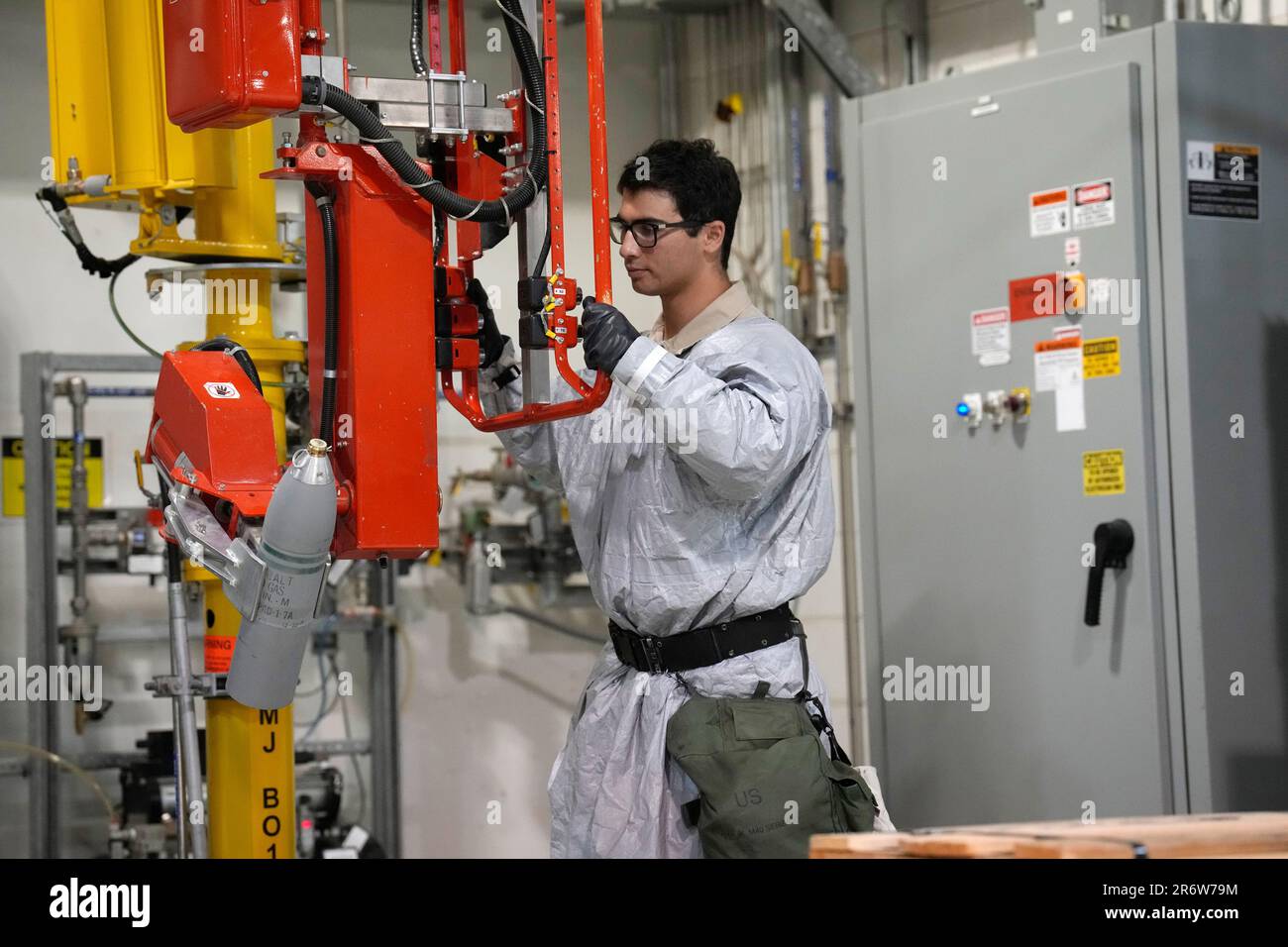 Worker toils to destroy the United States' chemical weapons stockpile at the U.S. Army Pueblo Chemical Depot Thursday, June 8, 2023, in Pueblo, Colo. The Department of Defense and its systems contractor, the Bechtel Pueblo Team, have more than 1,500 employees working on the project to disarm the more than 780,078 munitions containing mustard gas that have been on the site for more than eight decades.(AP Photo/David Zalubowski) Stockfoto
