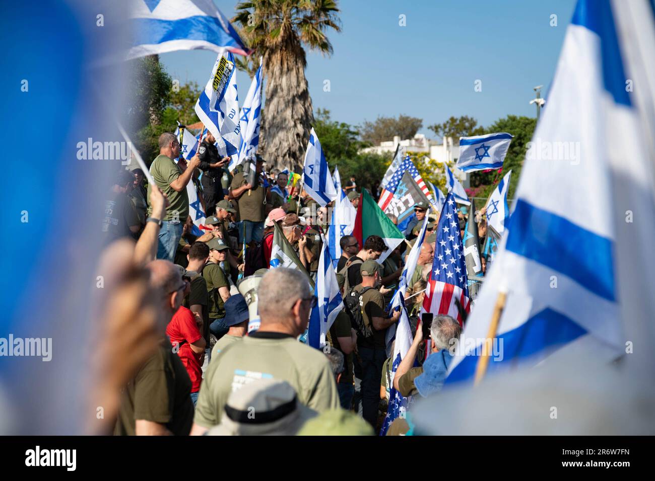 Caesarea, Israel. 11. Juni 2023. Israelische Reservistenmitglieder der ìBrothers in Armsî versammeln sich, während sie während des Protests gegen die Justizreform vor dem Haus von Ministerpräsident Benjamin Netanjahu Flaggen halten. Kredit: SOPA Images Limited/Alamy Live News Stockfoto