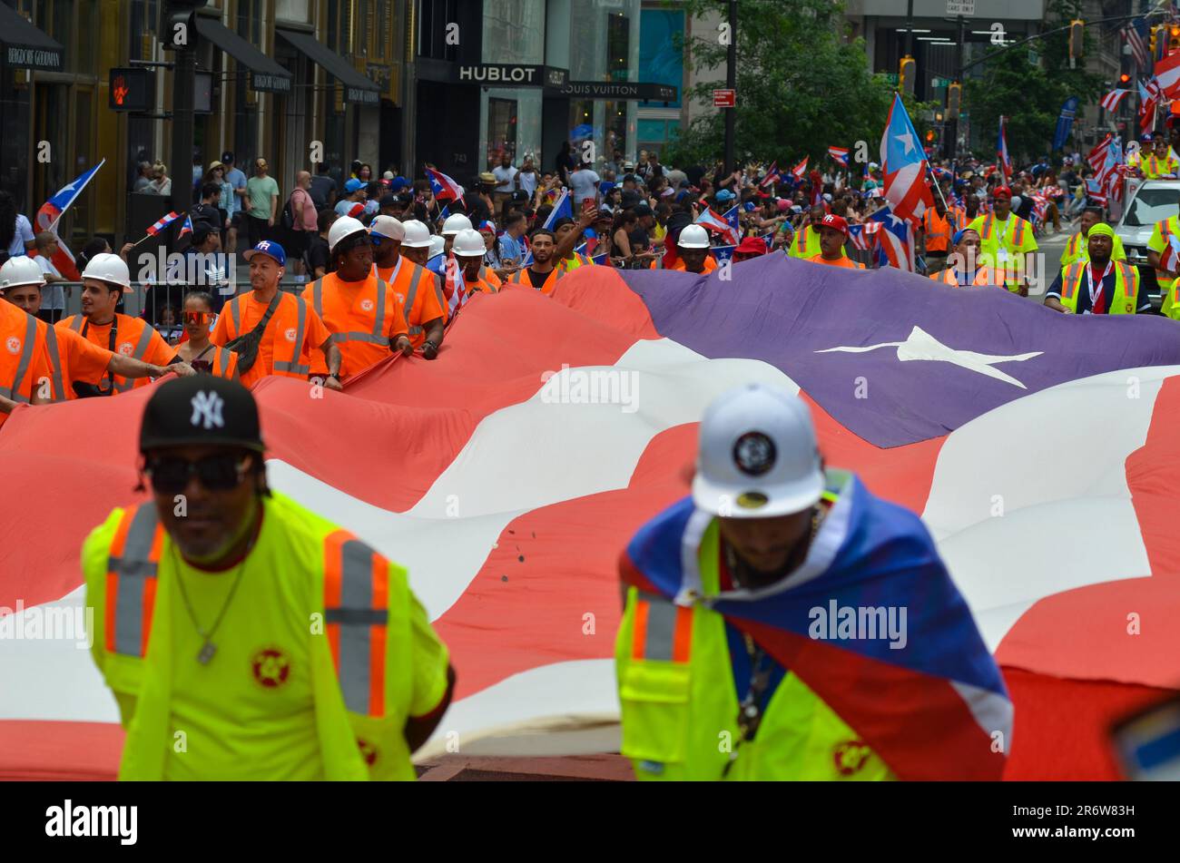 New York City, Usa. 11. Juni 2023. Eine riesige Puerto-ricanische Flagge ist auf der Fifth Avenue, New York City während der jährlichen Puerto-ricanischen Day Parade 66. zu sehen. Kredit: Ryan Rahman/Alamy Live News Stockfoto