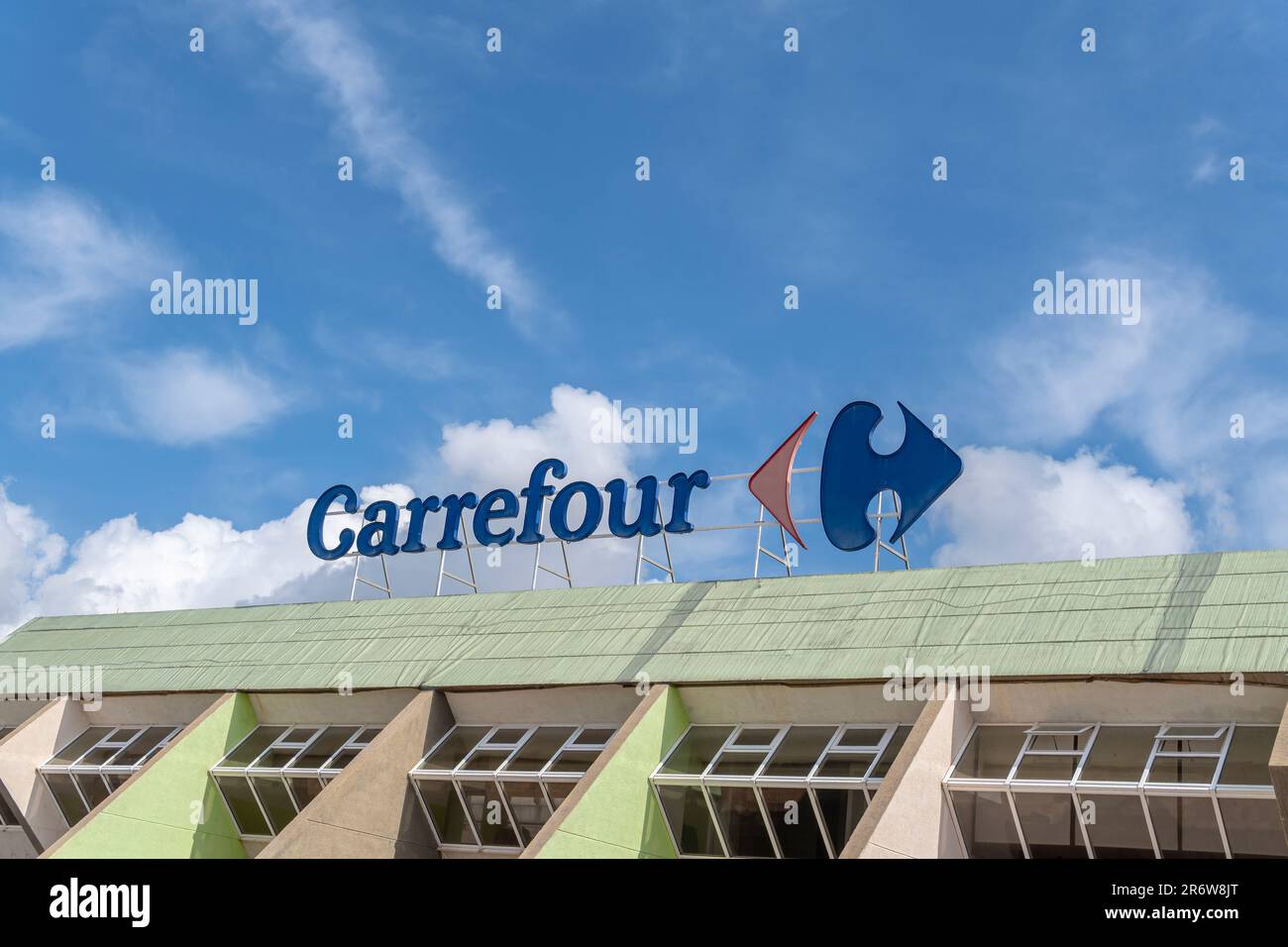 SA Coma, Spanien; Mai 19 2023: Hauptfassade der multinationalen Hypermarktkette Carrefour, Sa Coma, Insel Mallorca, Spanien Stockfoto