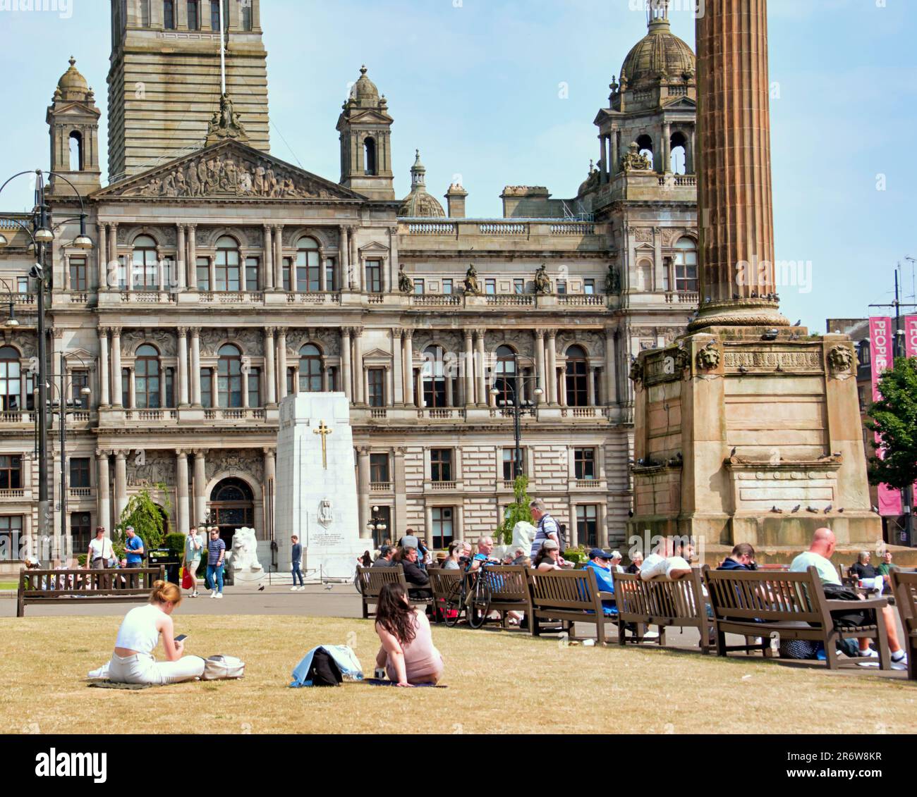 Glasgow, Schottland, Vereinigtes Königreich, 11. Juni 2023. UK Weather: Sunnysaw das Gras auf dem George Square wurde zum Stroh, sonnyd sah Touristen und Einheimische auf den Straßen. Credit Gerard Ferry/Alamy Live News Stockfoto