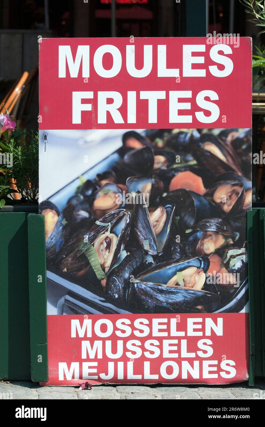 Werbetafel für Moules Frites (gebratene Muscheln) in einem Restaurant in Briges, Flandern, Belgien Stockfoto