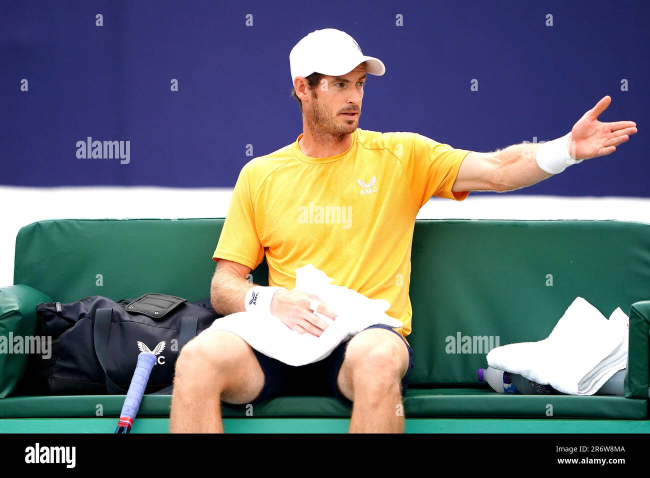 Andy Murray aus Großbritannien spricht vor dem Schiedsrichter im Singles-Finale der Männer gegen den 7. Tag des österreichischen Jurij Rodionov der Lexus Surbiton Trophäe 2023 im Surbiton Racket and Fitness Club, London. Foto: Sonntag, 11. Juni 2023. Stockfoto